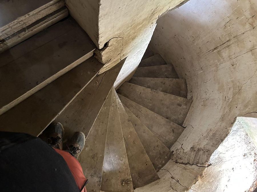Remise au propre d'un escalier en pierre — après