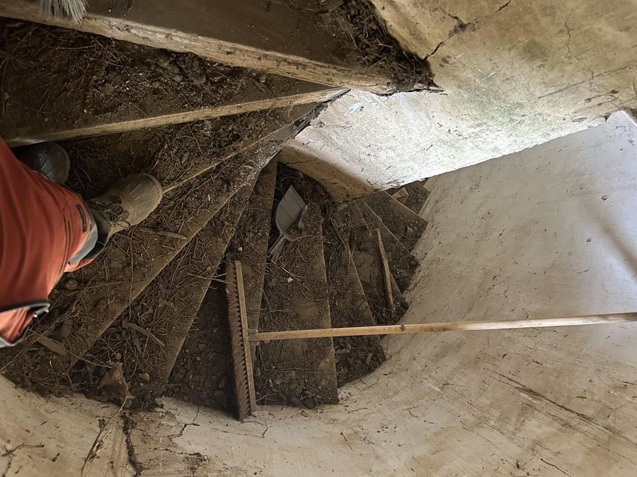 Remise au propre d'un escalier en pierre — avant