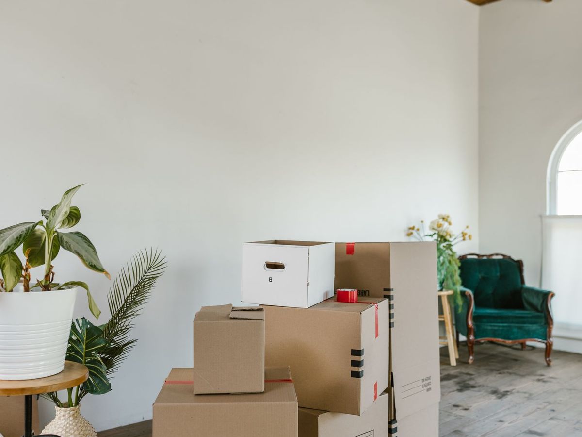 Local vidé avec cartons prêts à être évacués