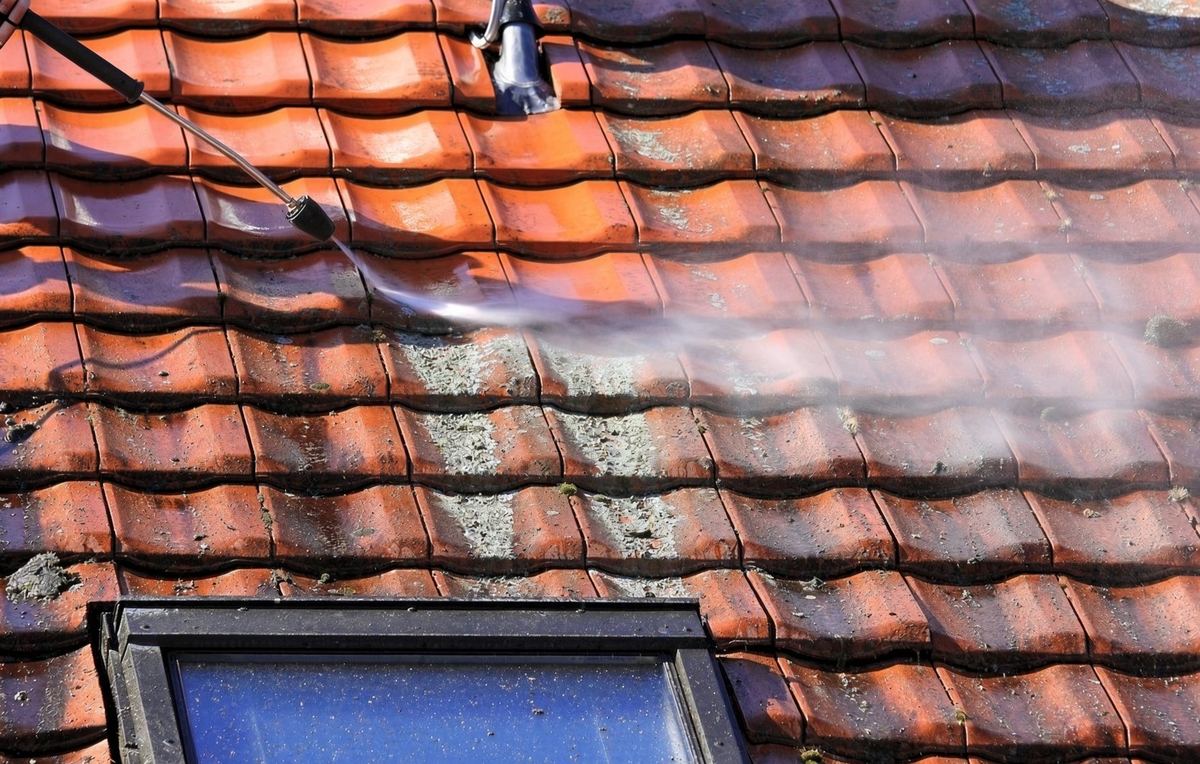 La même toiture avant nettoyage, couverte de mousse et de lichen